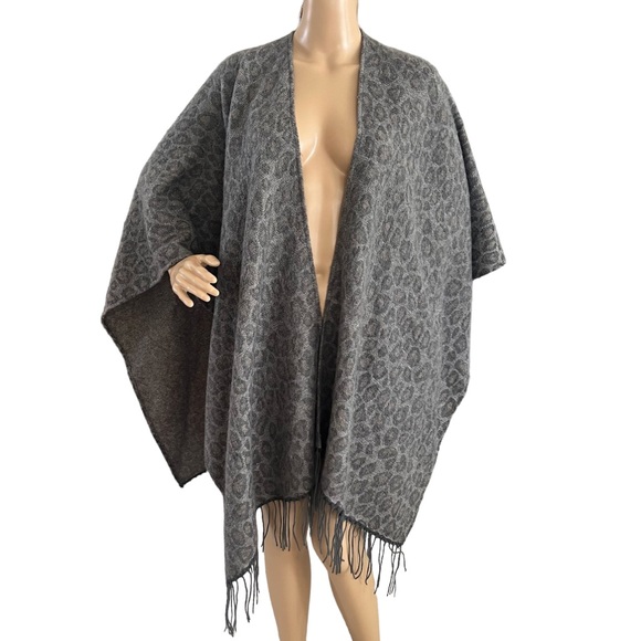 Woolrich Fringed poncho Shawl scarf grey Animal Cheetah Print - Picture 1 of 4
